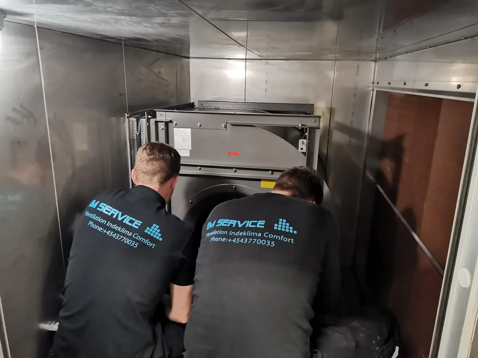 Two IM Service technicians installing an air handling unit